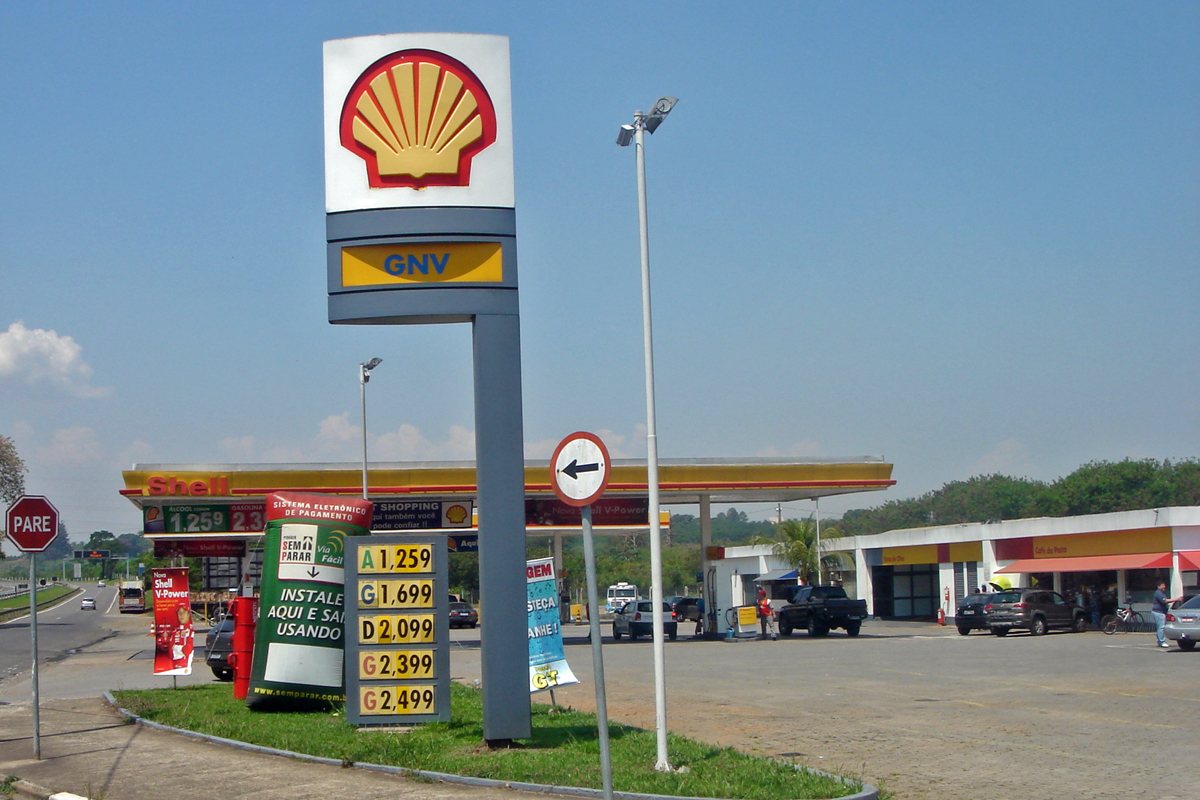 Posto de combustível à beira de rodovia