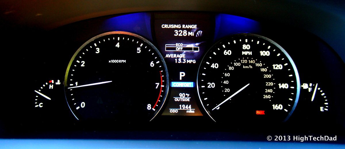 Painel de instrumentos de um carro, com velocímetro e indicadores